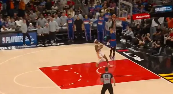 开云体育网址-神偷！哈特从沃克手里生断篮球，尼克斯领先16分打停老鹰